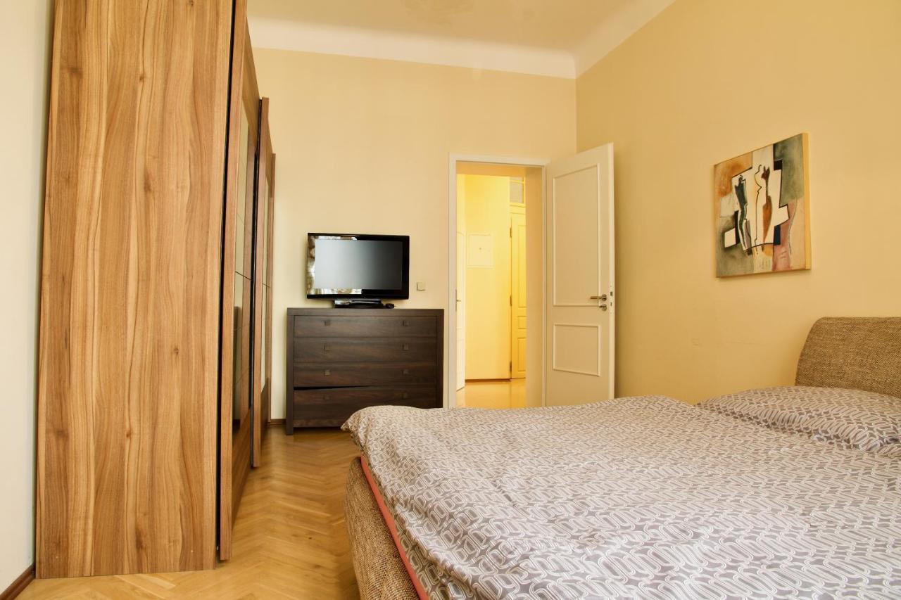 Ubytovani 1204 Na Ulici Krale Jiriho Apartment การ์โลวีวารี ภายนอก รูปภาพ